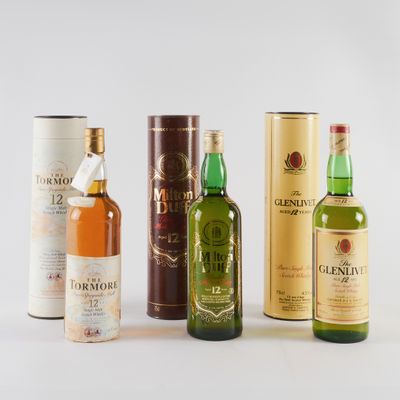 trois bouteilles d'alcools différents posées les unes à côté des autres