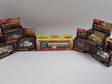 six petites voitures et un camion, tous emballés, dans une vitrine