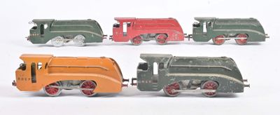 plusieurs petits trains sont alignés sur une surface blanche