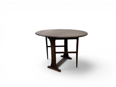 une image représentant une table ronde avec un piètement en bois et un plateau noir