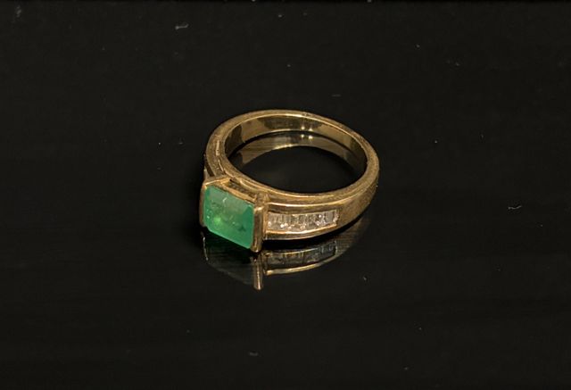Bague en or jaune 750 millièmes à décor d’une émeraude facettée r...