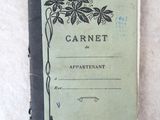 un vieux livre qui a été laissé par terre