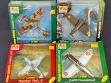 trois boîtes contenant des avions miniatures, posées sur une table