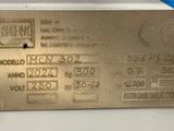 un gros plan d'une plaque métallique sur laquelle figurent des chiffres