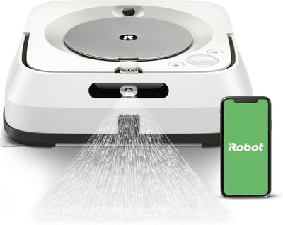 un gros plan sur un téléphone et un robot d'où s'écoule de l'eau