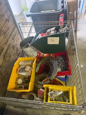 un caddie rempli d'articles divers dans un garage