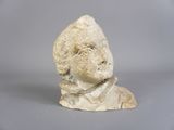 une petite statue représentant un homme coiffé d'un chapeau