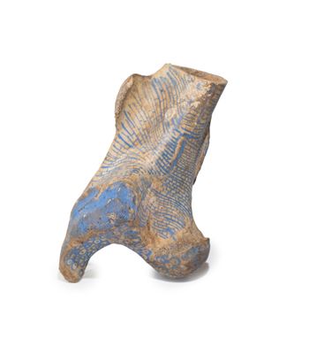 une photo d'une sculpture en argile représentant le sabot d'un cheval