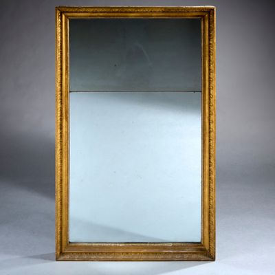 une image représentant un miroir à cadre doré sur fond gris