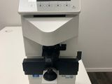un gros plan d'un microscope surmonté d'un écran