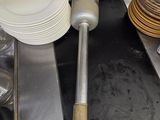 de nombreuses assiettes et tasses sur le plan de travail de la cuisine