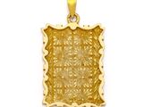 un pendentif plaqué or orné d'un motif floral au centre