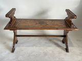 un vieux banc en bois posé sur un sol en béton