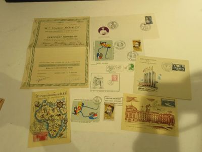 une table sur laquelle sont posés de nombreux timbres et cartes postales