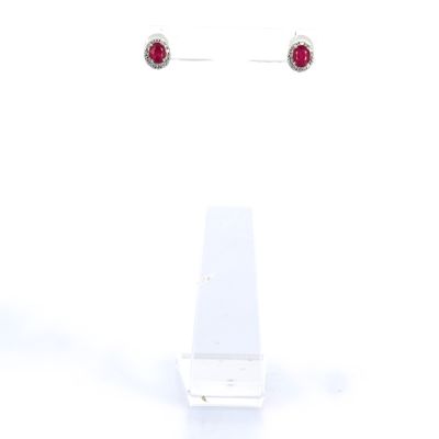 paire de boucles d'oreilles à clous en rubis et diamants, présentées sur un support blanc