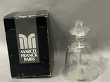 un petit vase en verre contenant une fleur