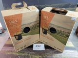 deux cartons de vin posés sur une table, avec une étiquette de prix