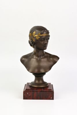 buste en bronze représentant une femme coiffée d'une couronne, posé sur un socle en marbre