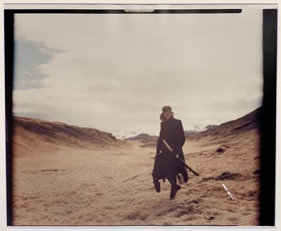 une photo Polaroïd d'un homme marchant dans le désert