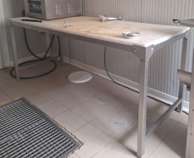un micro-ondes posé sur une table dans une cuisine