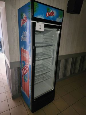 une photo d'une armoire réfrigérée pour boissons gazeuses dans une cuisine professionnelle