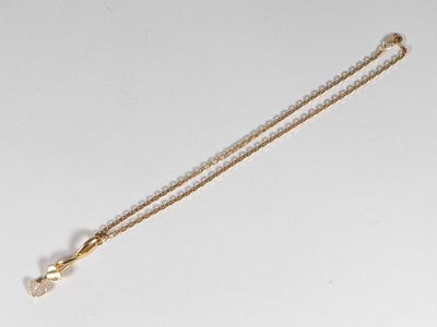collier plaqué or avec un pendentif en forme de croix et une perle, monté sur une chaîne