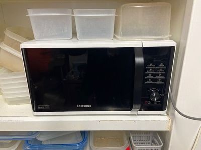 un micro-ondes posé sur une étagère dans la cuisine
