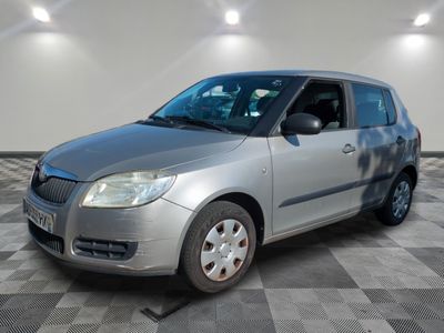 la photo d'une voiture argentée garée dans un garage