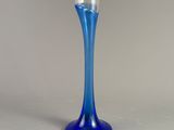un vase en verre bleu posé sur une table