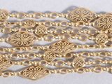 bracelet composé de perles dorées, d'une perle blanche et d'une perle argentée