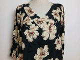 un haut à motifs floraux noir et blanc sur un mannequin, un mannequin, un mannequin, un mannequin, un mannequin, un mannequin, un mannequin, un mannequin