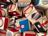une boîte en carton remplie de biscuits qui s'y trouvent