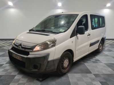 la camionnette blanche est garée sur le sol en damier d'une pièce