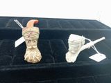 deux figurines posées sur un plateau en velours noir