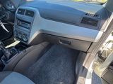 l'intérieur d'une voiture, avec son tableau de bord et ses commandes au volant