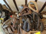 plusieurs paires de chaussures et de gants posés sur le sol