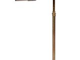 un lampadaire ancien plaqué laiton, avec un pied en bois