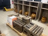 une pièce remplie de caisses en bois et de cartons posés par terre