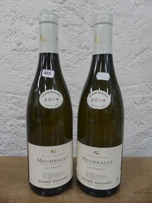 deux bouteilles de vin posées sur une table l'une à côté de l'autre