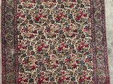 tapis persan ancien à motif floral sur fond beige