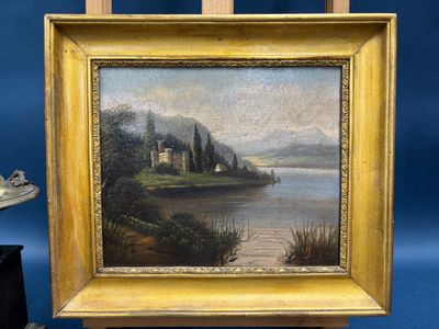 une peinture à l'huile représentant un lac avec un château au loin