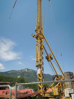 une grue installée au sommet d'un immeuble