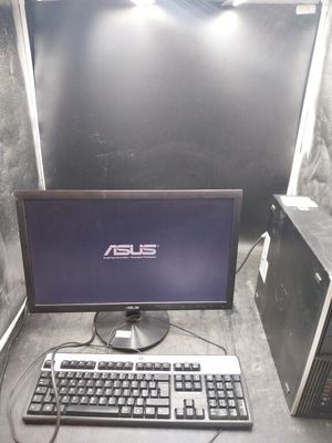 un ordinateur de bureau posé sur une table avec un clavier et une souris