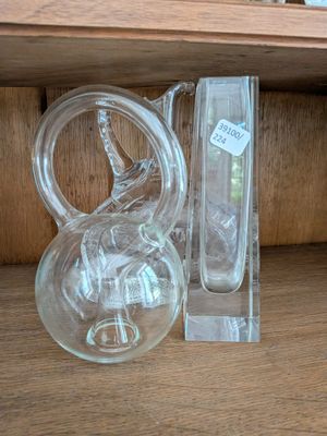 un vase en verre muni d'une anse et un vase en verre muni d'une anse