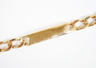 une image représentant un bracelet en or orné d'une barre