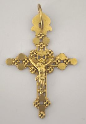 une croix en or sur laquelle est représenté un ange