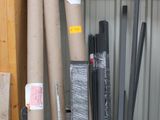 de nombreux rouleaux de carton posés les uns à côté des autres sur le sol