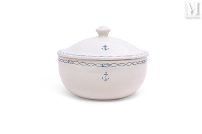 une image représentant un bol blanc et bleu muni d'un couvercle, sur fond blanc
