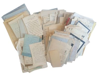 une pile de vieilles lettres et de vieux papiers posée sur une surface blanche