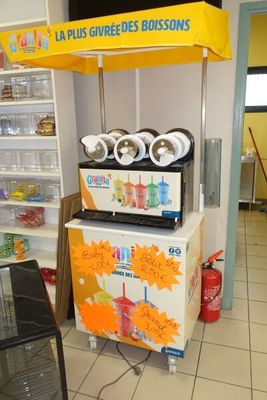 SUR DESIGNATION : Une machine à granita trois bacs avec supp…